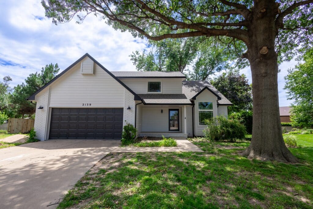The front of a house in Hutchinson, Kansas that we bought fast with cash