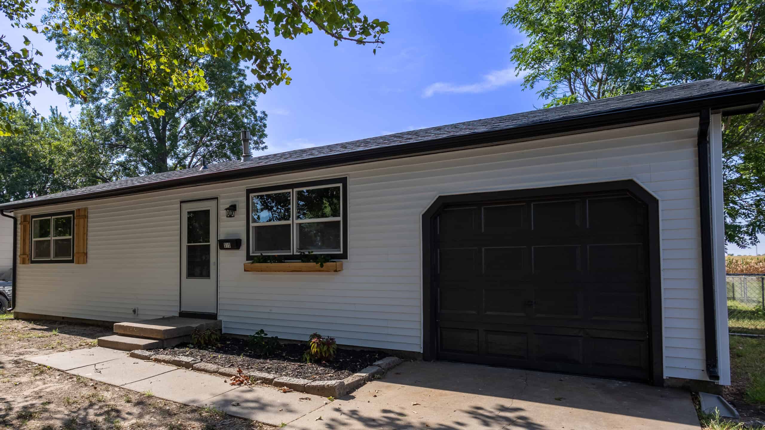 The front of a house in Kansas that we bought fast for cash